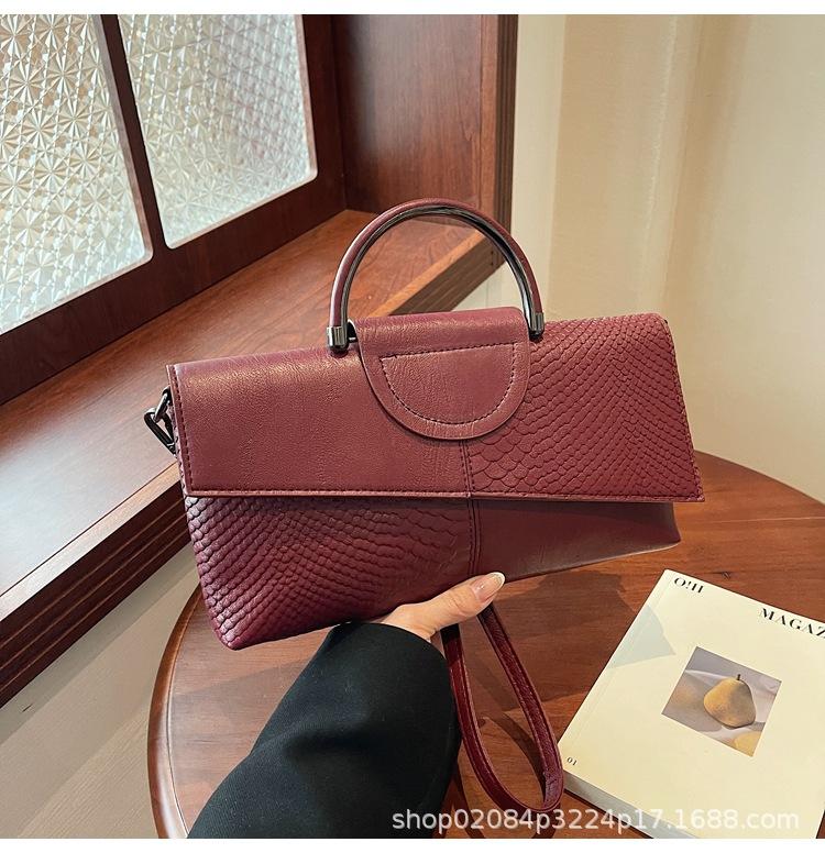 2025 новый темпераментный модный клатч-конверт с узором змеиной кожи в стиле ретро с элегантной отделкой для банкета сумка-мессенджер бордовый 2539₽