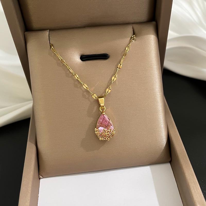 **Lively Women's Necklace: Titanium Steel & Gold-Plated Copper Clavicle Chain**