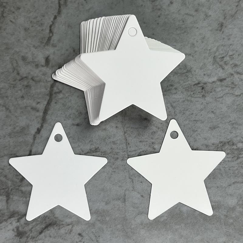 50 szt. Puste zawieszki z papieru kraftowego, zawieszka odzieżowa, kształt gwiazdy, zawieszka na prezent, karty z etykietami cenowymi DIY ze sznurkiem