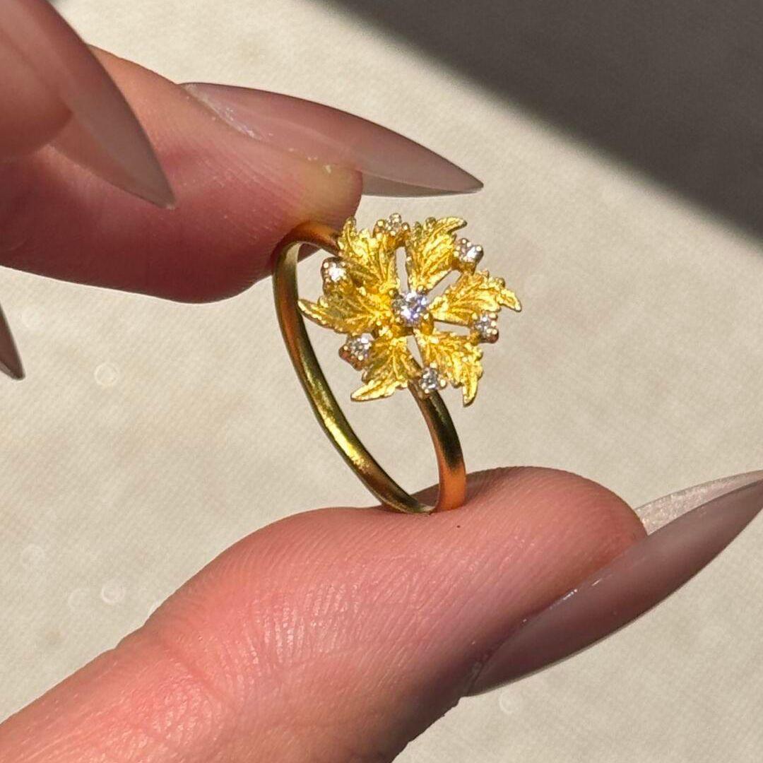 Кольцо-цветок из страз Xiaohongshu в стиле легкой роскоши для девочек - Изысканное, модное и элегантное кольцо на указательный палец.