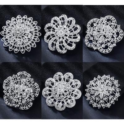 Vintage European and American Rhinestone Flower Brooch for Women, Elegant and Luxurious, Suitable for Suits, Coats, and Jackets, Brooch Accessory