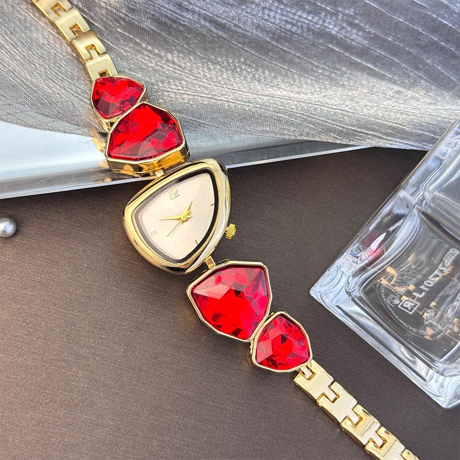 

Необычные часы с ремешком в виде крупных бриллиантов, модные женские часы, легкая роскошь, нишевый цвет, инкрустированные бриллиантами, кварцевые часы особой формы