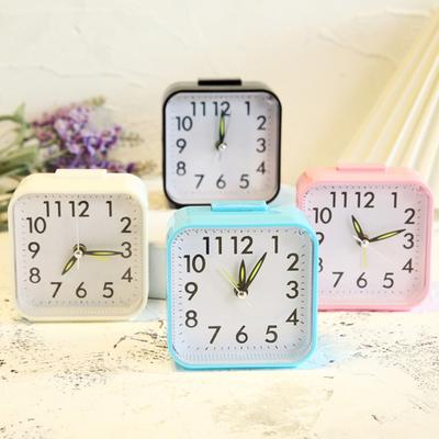 Sveglia senza ticchettio Orologio da comodino silenzioso alimentato a batteria Luce notturna Facile da leggere Orologio da viaggio abbastanza rumoroso per chi ha il sonno pesante Bambini Anziani