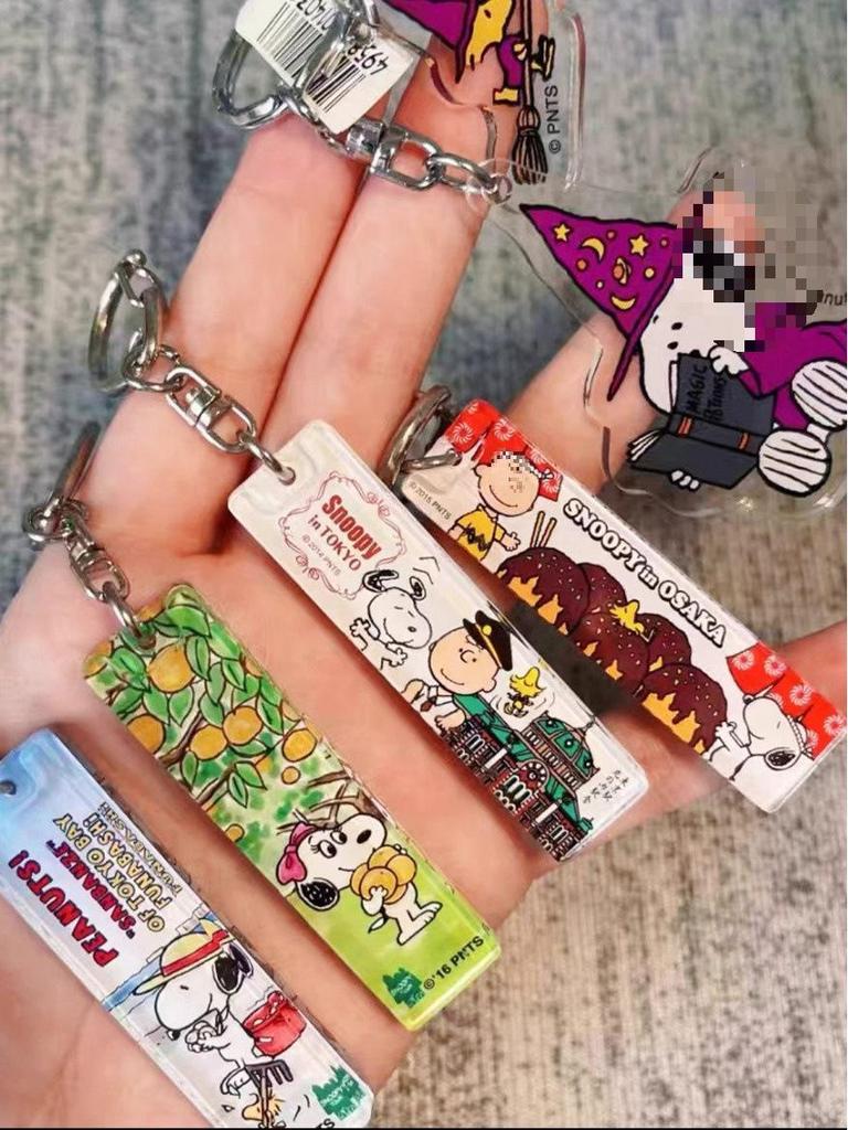 Cartoon Snoopy Acryl Schlüsselanhänger im japanischen Stil: Süßer Taschenanhänger, Perfektes Schmuckgeschenk für Freunde