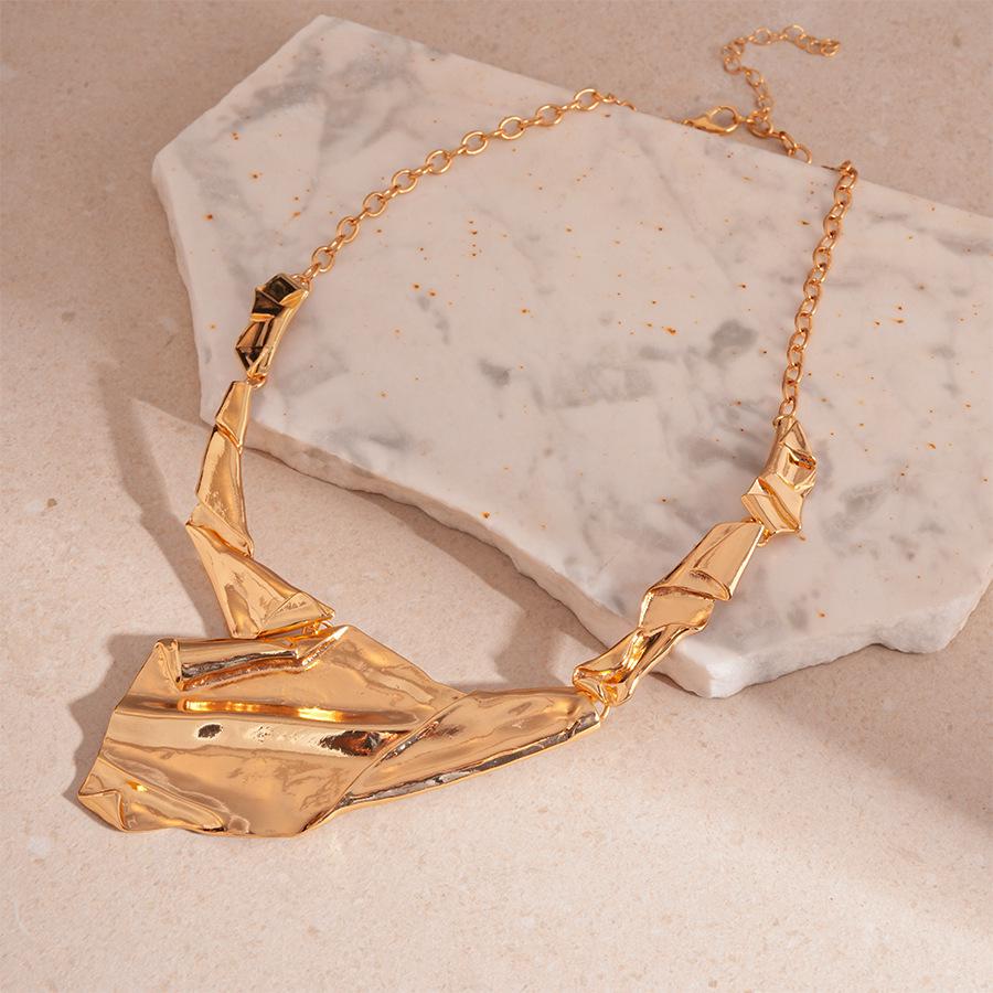 Retro Metal Heart Conch Necklace: Luxurious, Unique, and Exaggerated Clavicle Chain