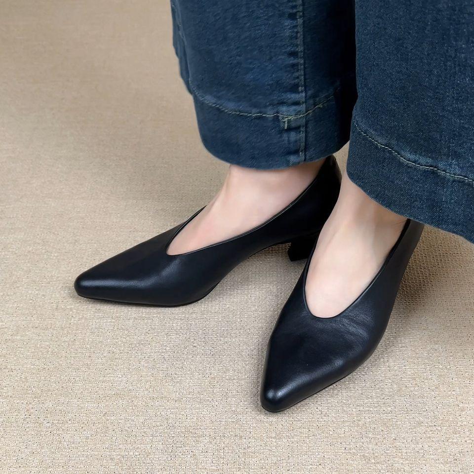 Nowe minimalistyczne codzienne retro szpilki z ostrym noskiem i dekoltem w serek nowy lekki otwór gruba podeszwa dojazdy moda małe buty na płaskiej podeszwie damskie