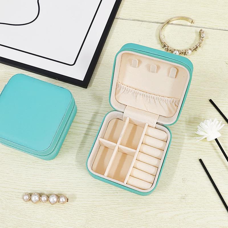 

Stylish Travel Jewelry Box: Portable Heart-Shaped Necklace & Ring Organizer. 10*10*5 cm