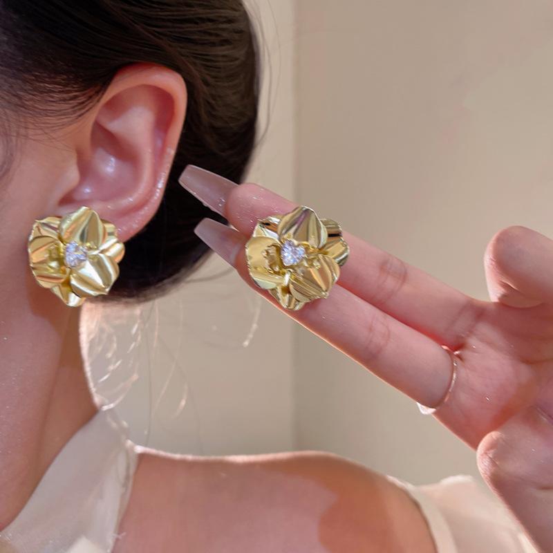 French retro three-dimensional flower earrings women's design stud earrings autumn and winter temperament earrings
