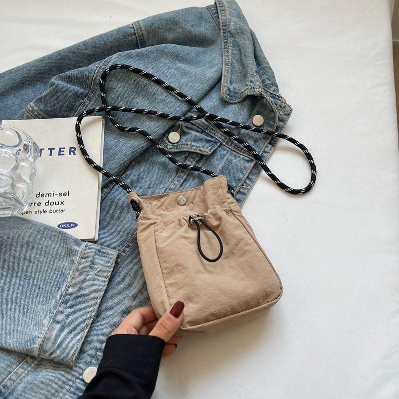 Осень Новая Женская Сумка  Нейлоновая Повседневная Сумка Кроссбоди  Легкая Дорожная Сумка для Телефона  Простая и Универсальная Маленькая Квадратная Сумка на Одно Плечо