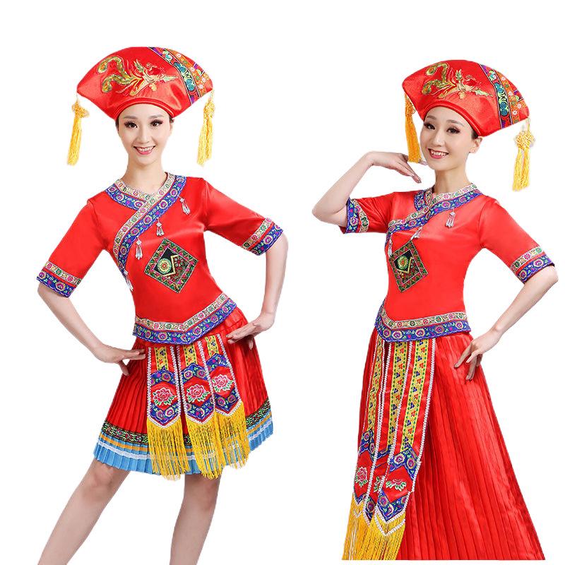 Guangxi 3. března Zhuangský ženský festivalový taneční kostým