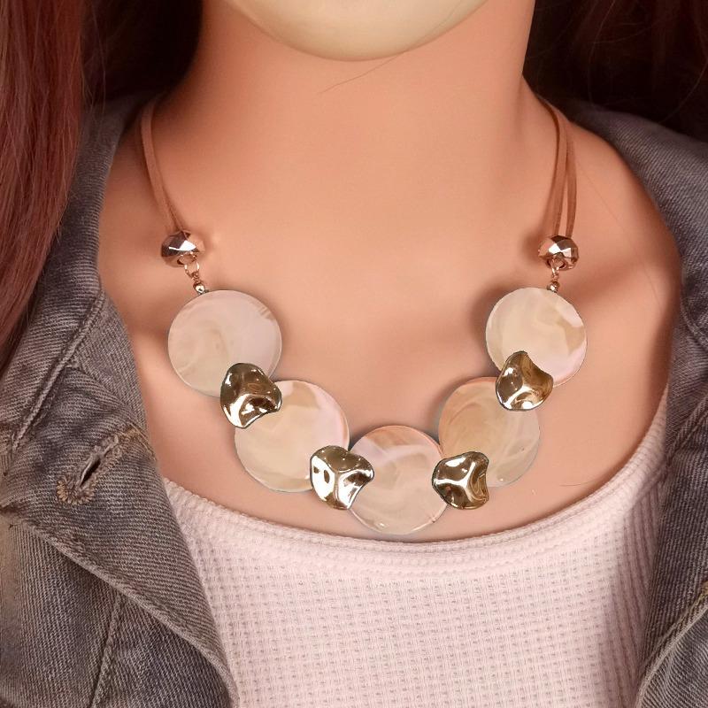 

Модне кольє для жіночих ювелірних виробів бежевий