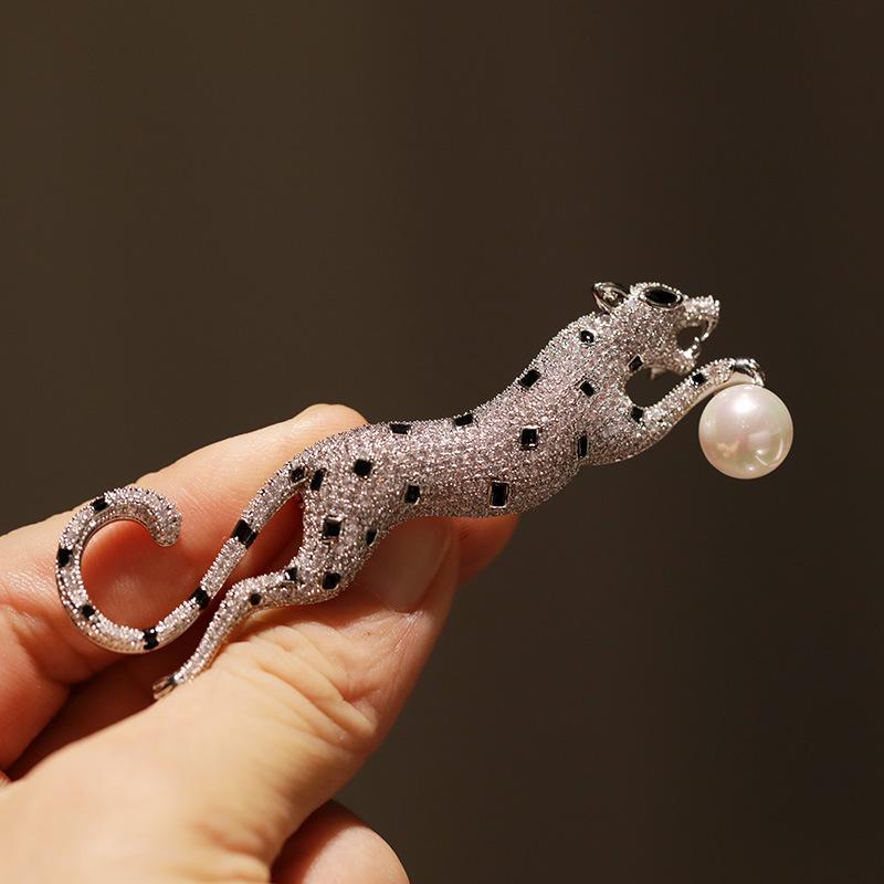 

Exquisite Leopard Zircon Brooch Pin for Men s European/American Suit Coats