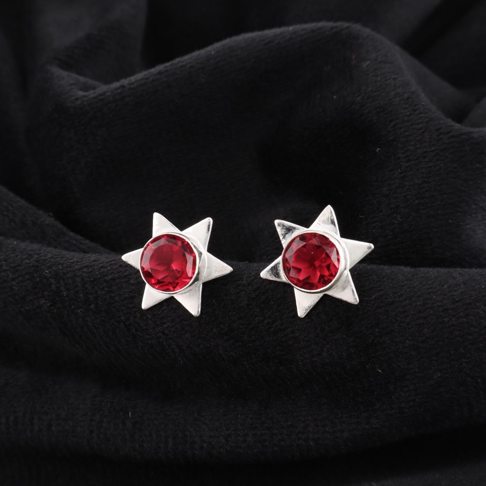 

Драгоценный камень Красный Гранат Ювелирные изделия из стерлингового серебра 925 пробы Ручной работы Пусеты 0,44 Для нее EE-175-8