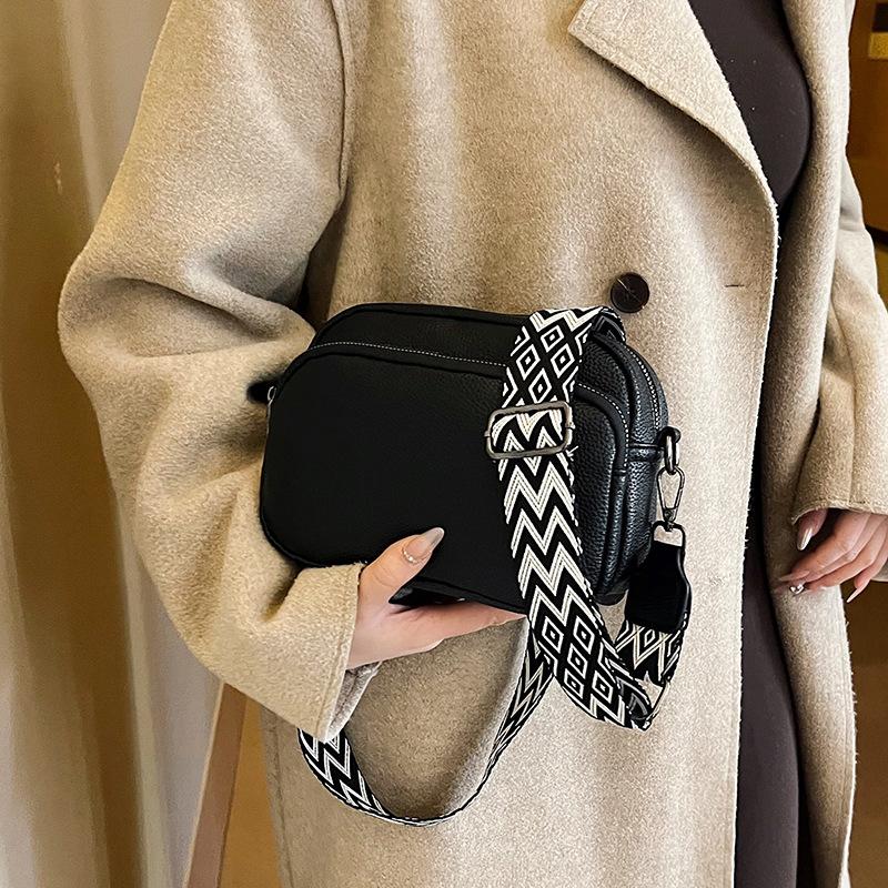

Crossbody bag Solid color trendy women s bag New women s fashion versatile shoulder small square bag