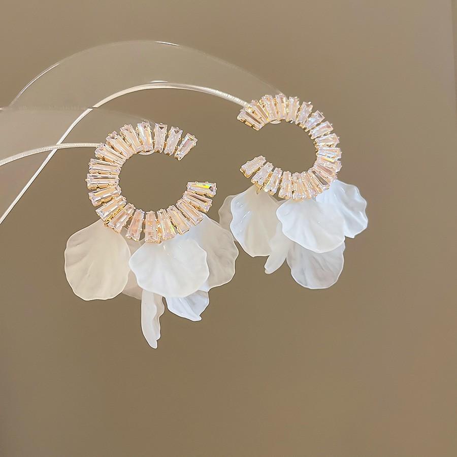 Diamond-set pearl petals fringed earrings stud earrings temperament fashionable and versatile design earrings
