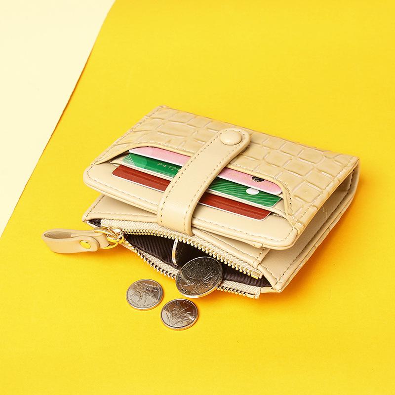 Retro Crocodile Pattern Ladies Short Wallet with Multi-Card Slots and Coin Purse.