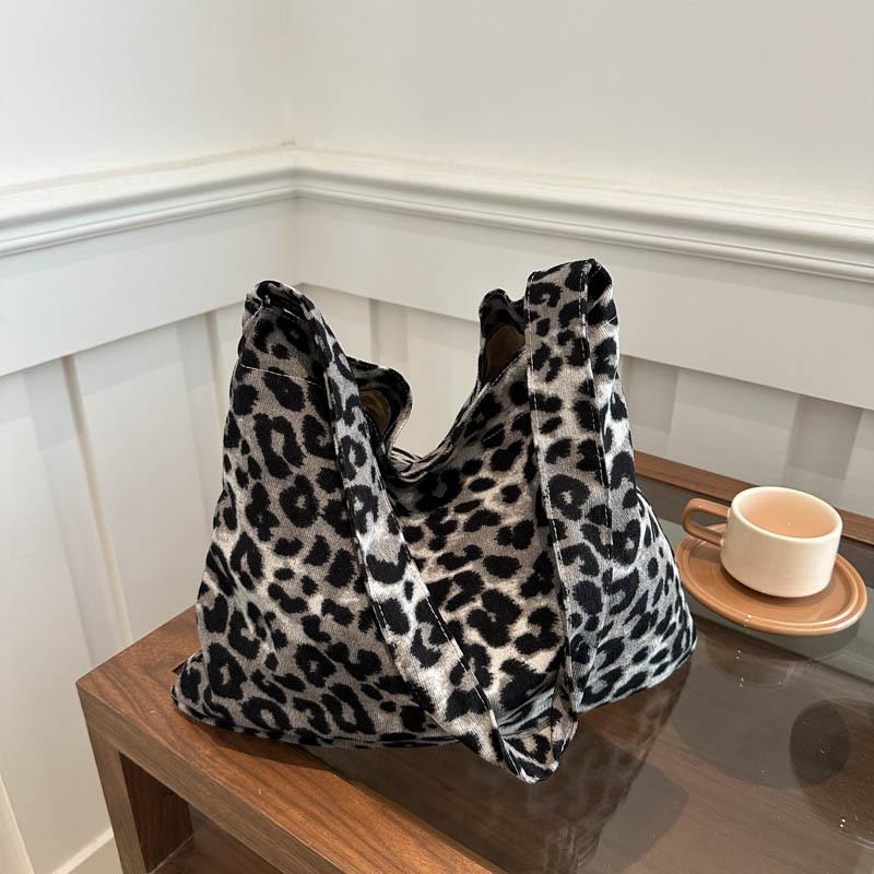 Prosta i pojemna torba typu tote, torba do pracy z nadrukiem w panterkę, modna torba listonoszka na ramię.