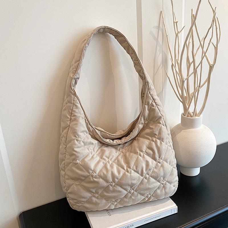 Women's Korean & Japanese Autumn/Winter Versatile Single Shoulder Crossbody Bag with Large Capacity & Simple Diamond Lattice Design