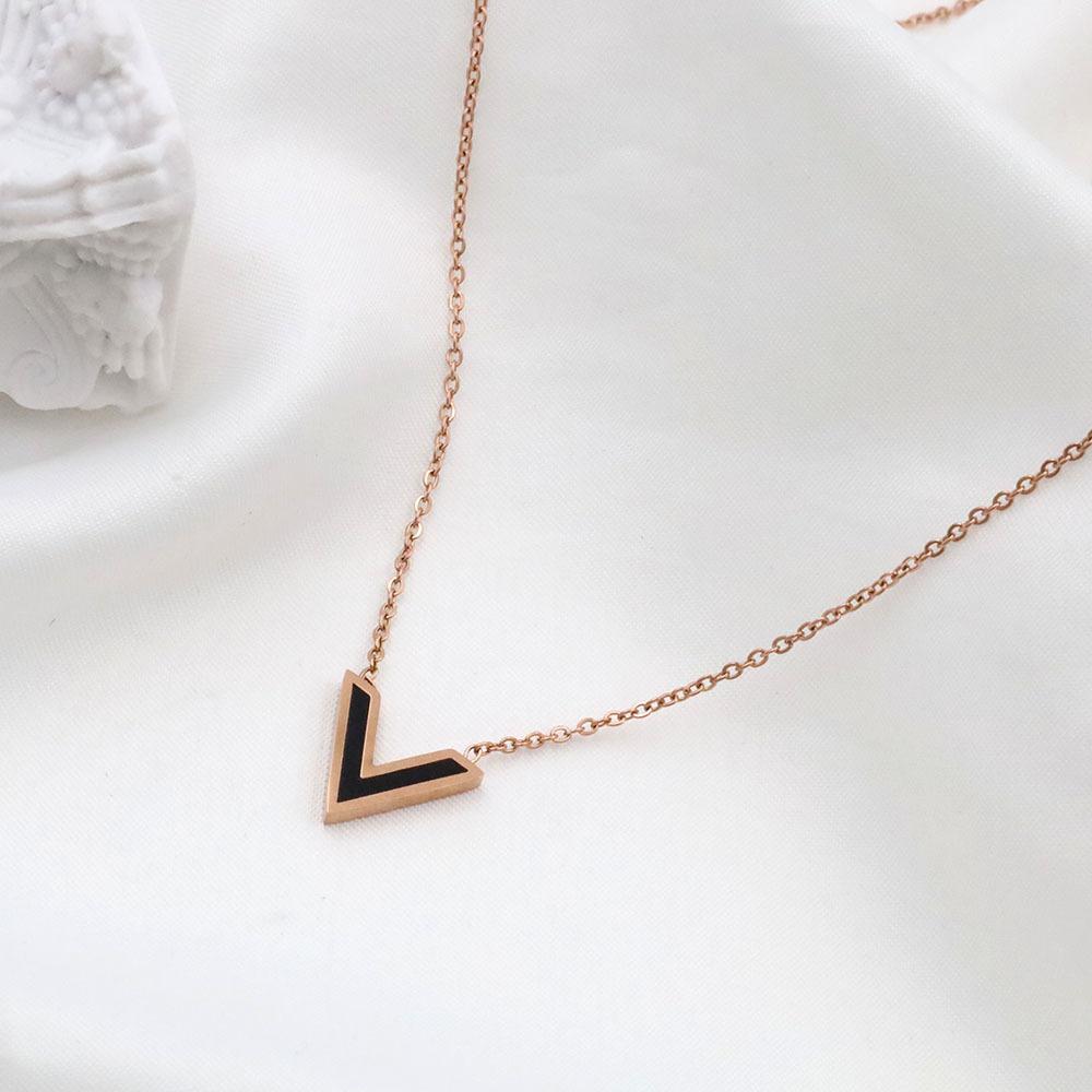 French Romantic Valentine'S Day Gift Girl Girlfriend Fashion Jewelry Acrylic V Letter Pendant Rose Gold Necklace