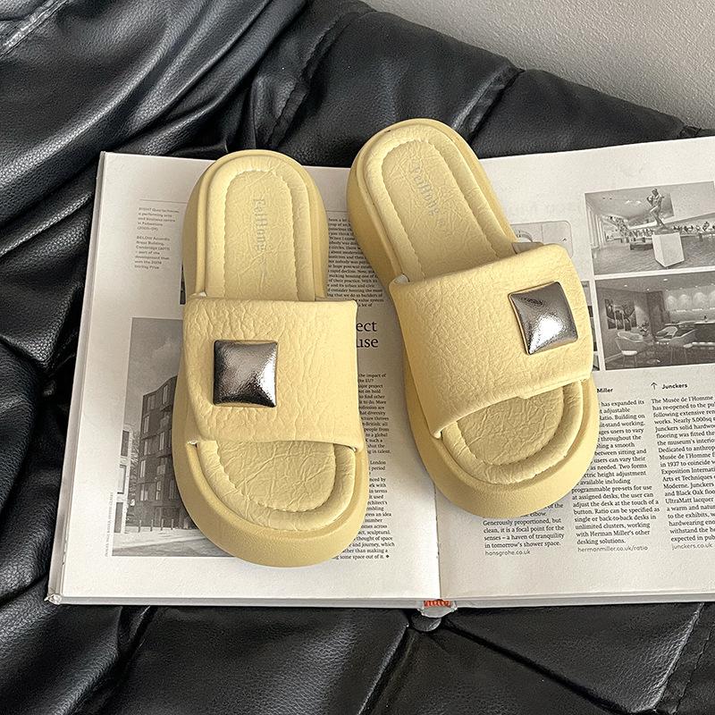 Small thick-soled heightening slippers are comfortable and breathable for women's summer wear 2025 new beach one-word cool slippers