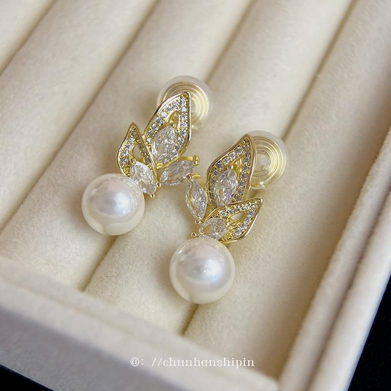 Micro-inlaid zircon leaf pearl ear clips without ear piercings, high-end sense, exquisite fashion earrings, niche design earrings.