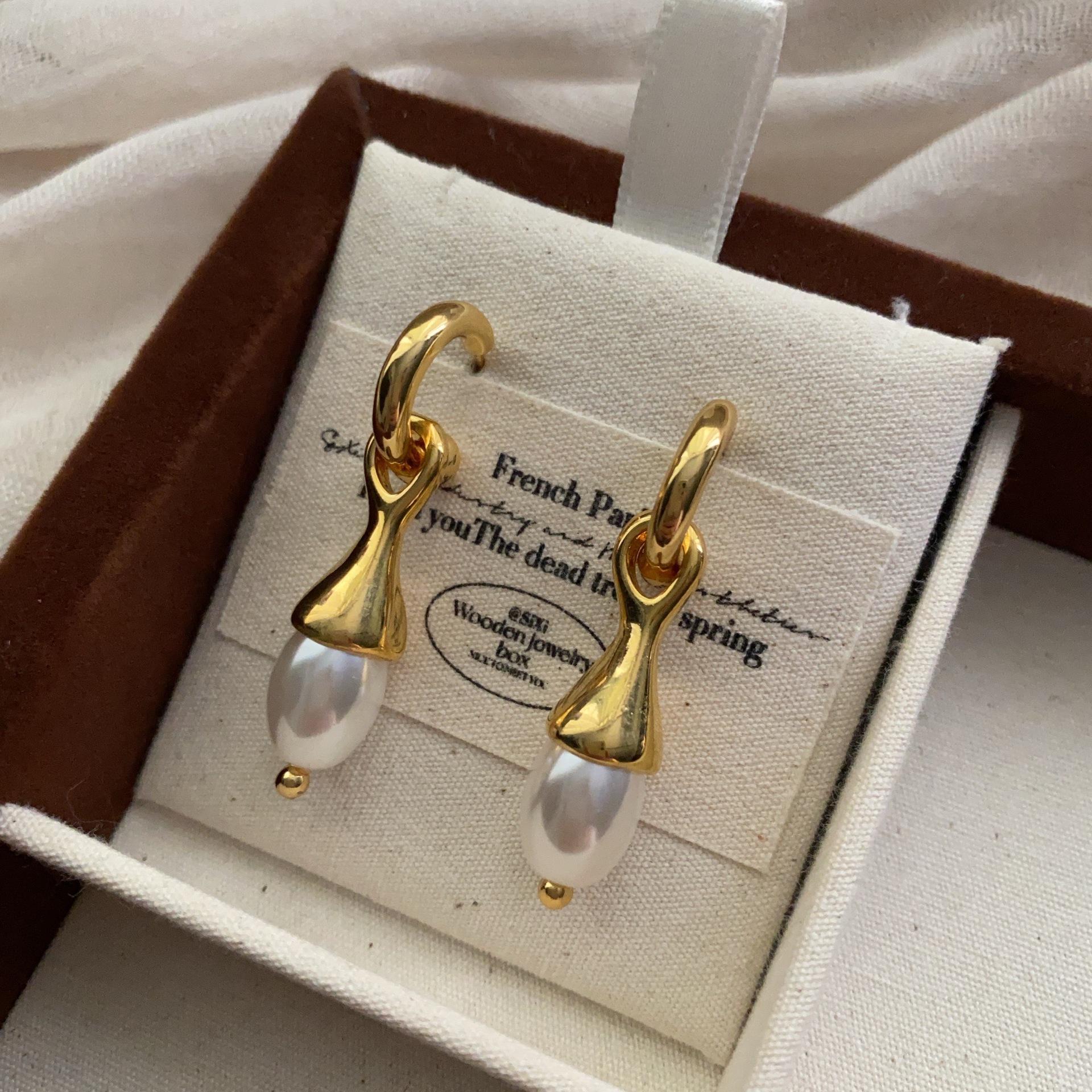 

Elegant, simple and versatile, niche design stud earrings, new pearl earrings, French light luxury temperament, personalized women