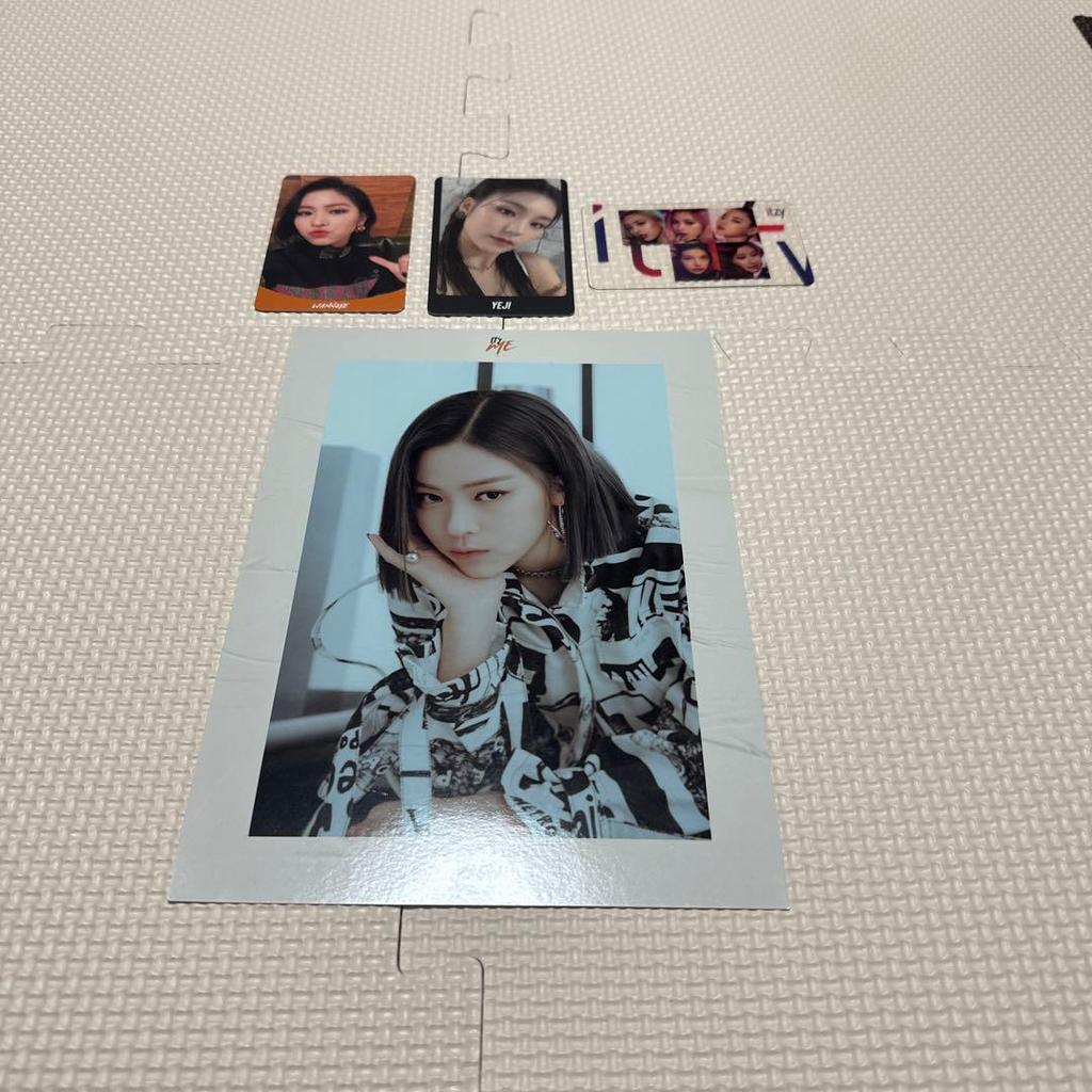 [USED] ITZY GUESSWHO WANNABE Album with Trading Card Postcard