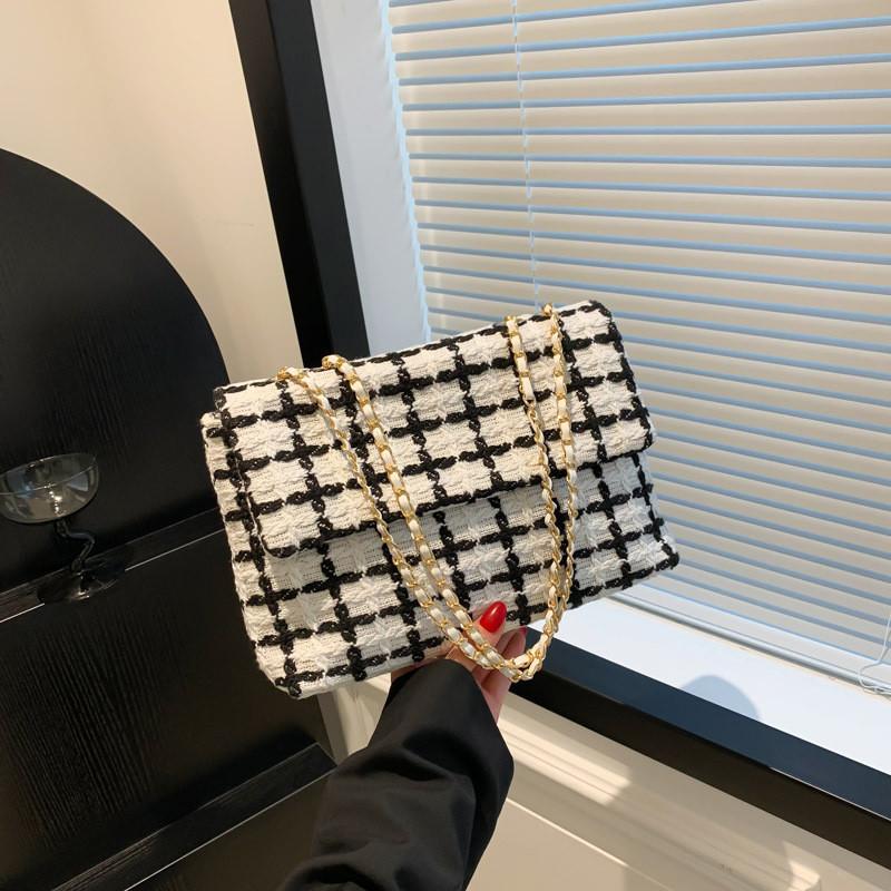 

Stylish Casual Women s Crossbody Bag With Trendy Chain And Unique Tote Design In Black And White білий