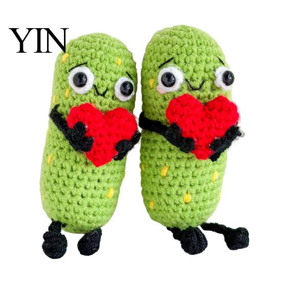 Healing Pickle Decoration 1/2Pcs Crochet Holding Heart Pickle, Handmade Knit Cartoon Yarn Knitted Doll Kimchi for Desk Ornament, Valentine's Day Gift