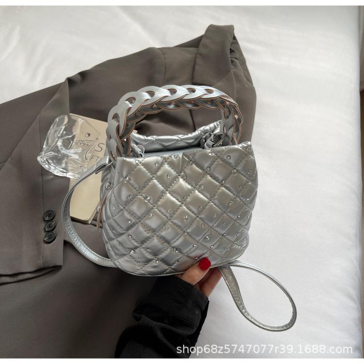 

Популярная летняя новинка 2025 года, модная универсальная портативная сумка-ведро с бриллиантами, нишевый дизайн, на плечо, мессенджер серебряный