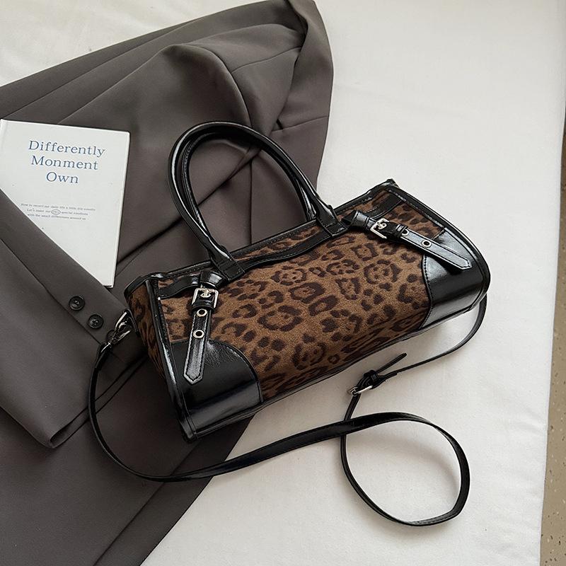 

Korean version handbag bag women s 2025 autumn new fashion suede shoulder bag simple foreign commuter messenger bag чёрный