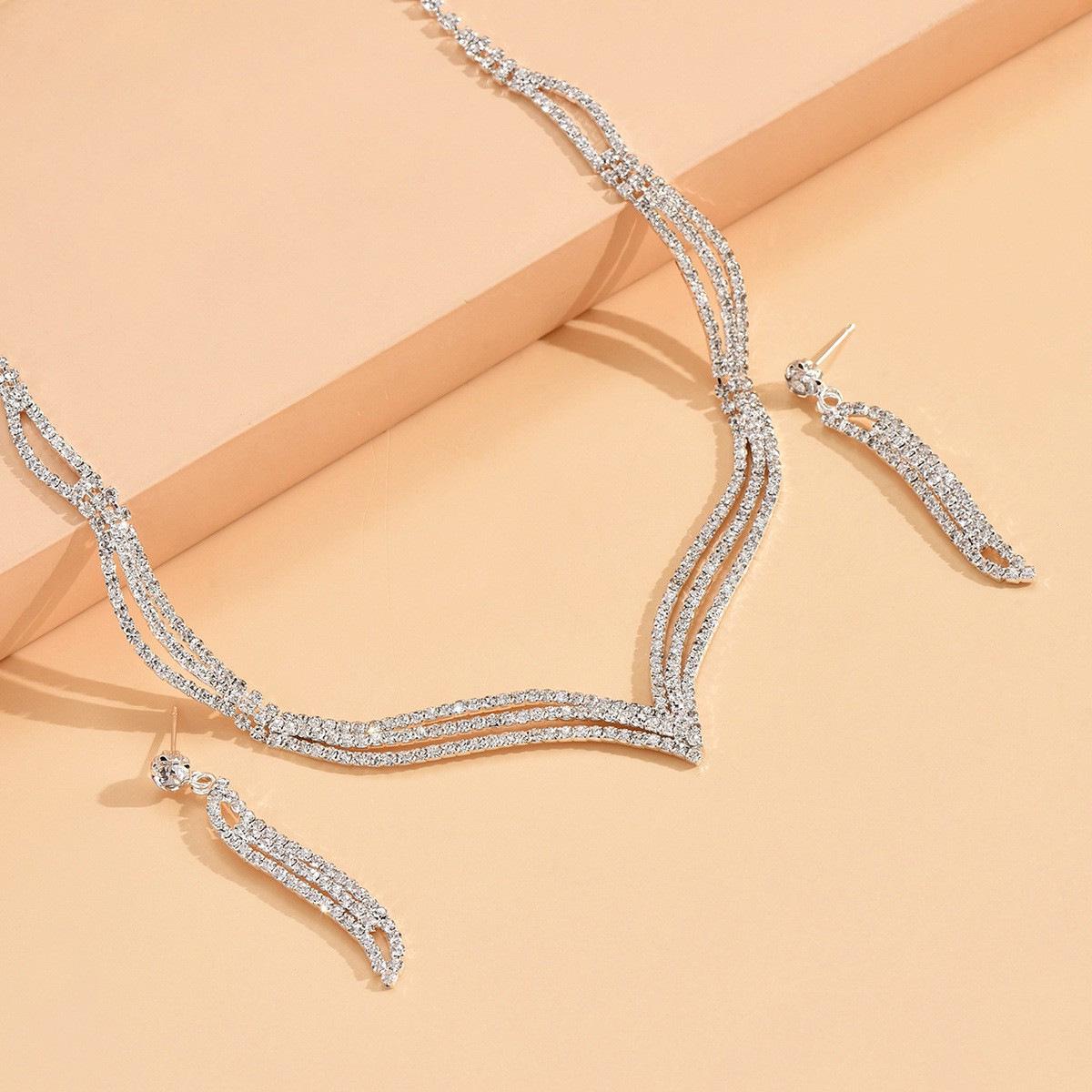 Elegant Crystal Necklace  Earring Set: European  American Bridal Accessories серебряный