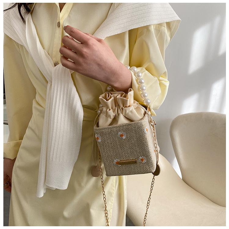 

Популярная летняя маленькая женская сумка 2025 года, новая пляжная сумка-ведро, интернет-знаменитость, соломенная сумка через плечо с жемчужной цепочкой, сумка-мессенджер. хаки