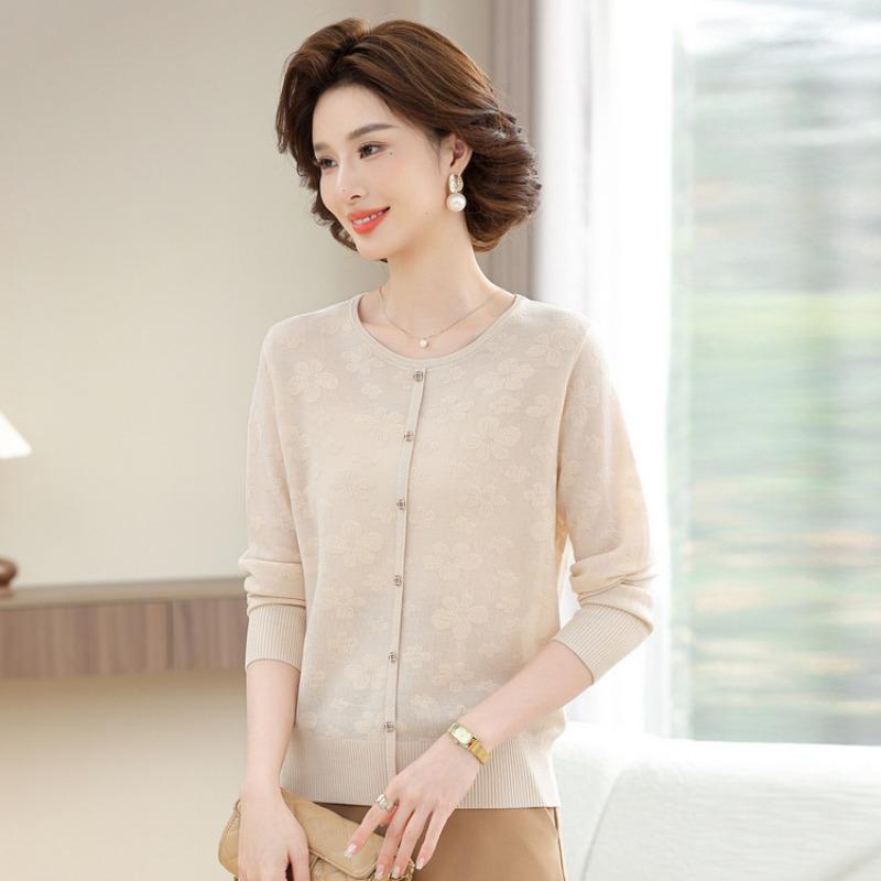 Middle-aged and elderly women's spring and autumn thin knitted sweater, new mother's spring clothes bottomed sweater and top