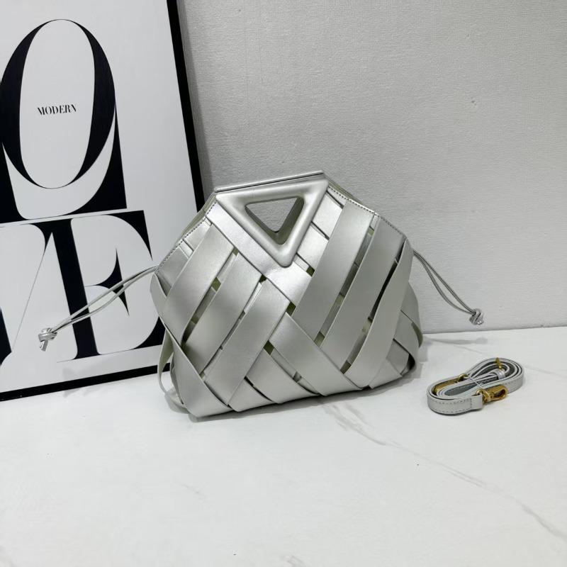 Nova cesta de vegetais bolsa feminina tecida triângulo invertido fivela magnética bolsa gaiola de pássaro bolsa de mão tiracolo mensageiro