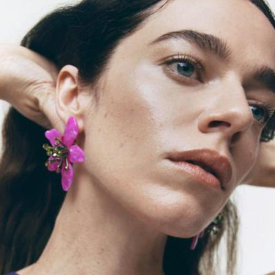 Orecchini da donna Orecchini a bottone con fiori in acrilico colorati freschi Orecchini con petali intrecciati a mano esagerati