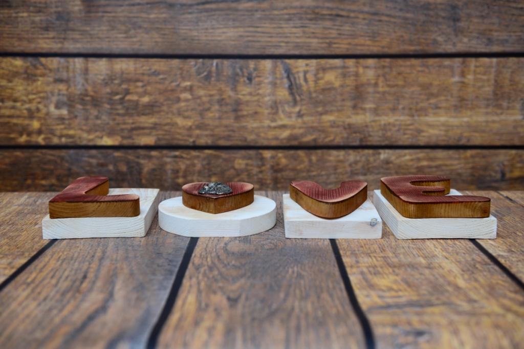 Poodle - placa de madeira LOVE, decoração de interiores com um cão, ornamento encantador para a prateleira da marca Art-Dog