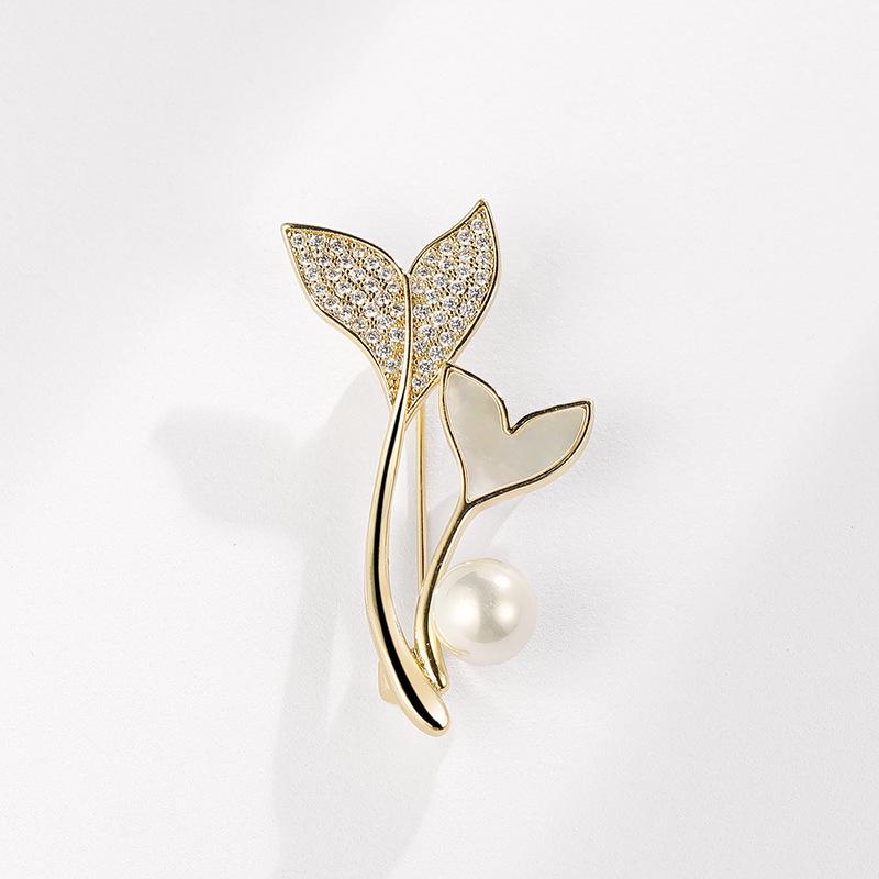 Bo Xin Yun Elegant Zirconia and Natural Seawater Shell Fish Tail Brooch