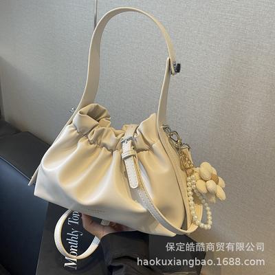 Versatile Niche Texture Cloud Drawstring Bucket Bag Women's 2025 New High-end Fashion Foreign Style Shoulder Messenger Bag