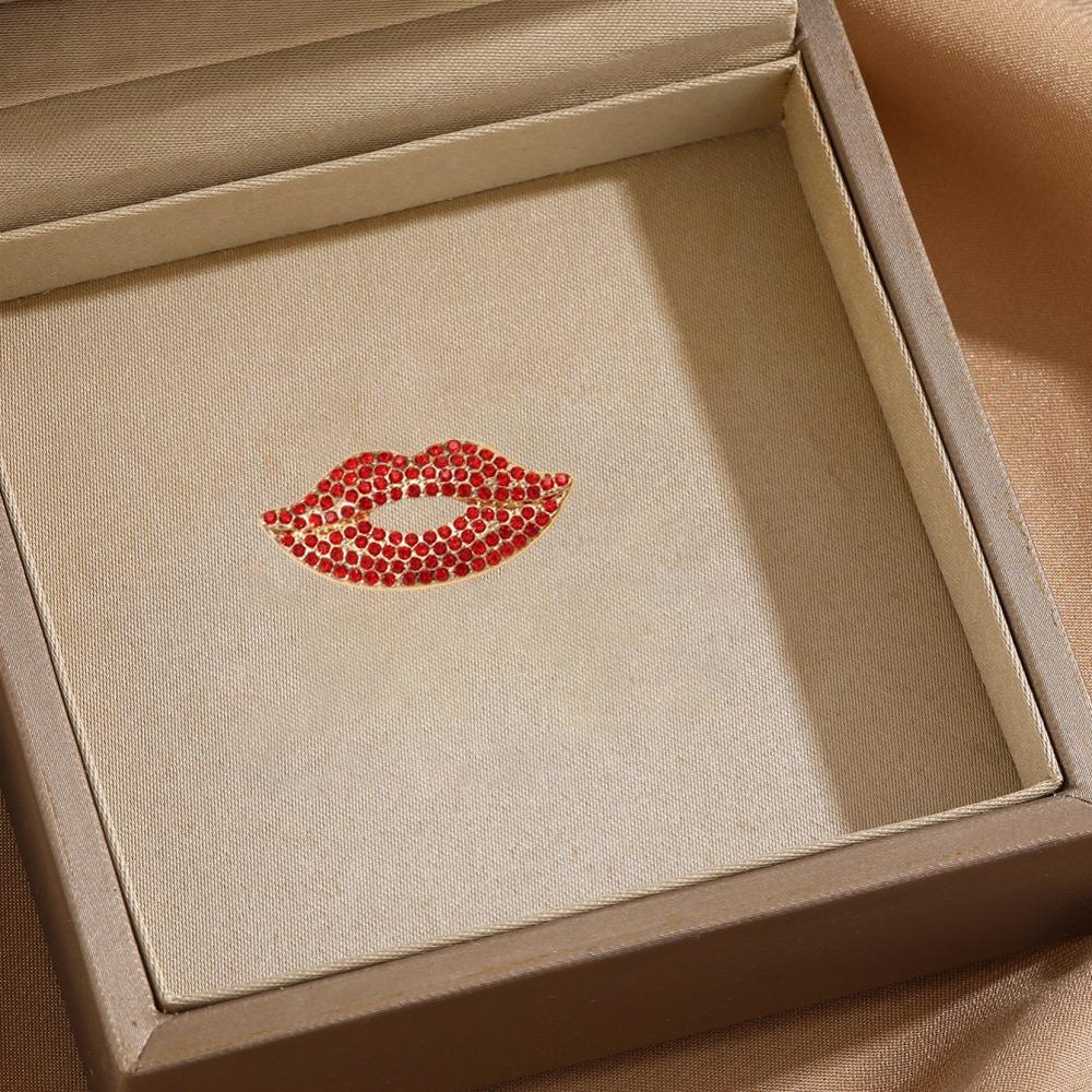 

Red Love Brooch Women s Four-season Universal Alloy Corsage Pin Temperament Versatile Suit Dress Bag Scarf Accessory Brooch рожевий