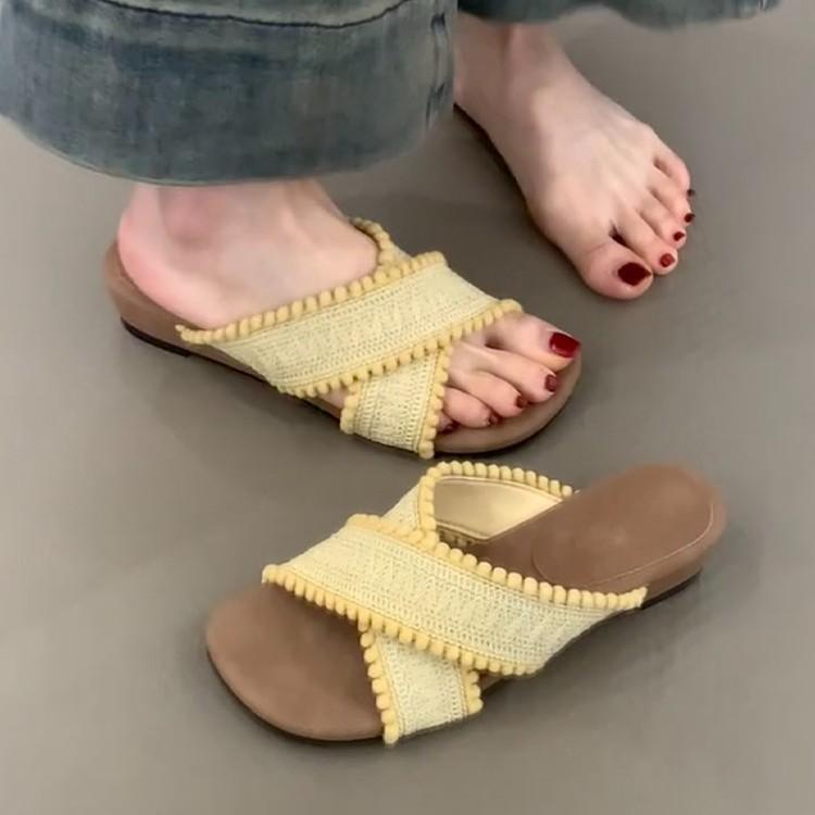 Famous Style Retro Woven One-word Drag Girl Summer 2025 New Outer Wear Seaside Vacation Sexy Open-toed Beach Shoes