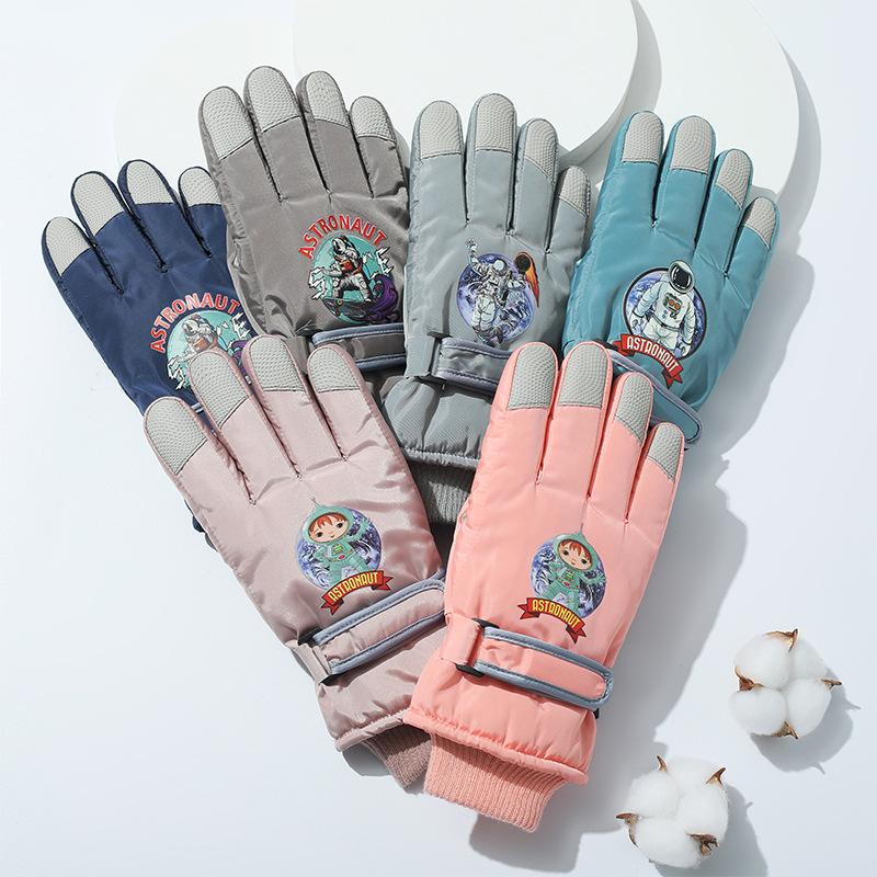 Children's ski gloves to keep warm