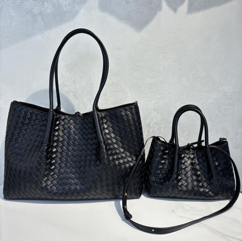 

20256 New leather women s bags, handwoven bags, totes, mother and child bags, vegetable baskets, portable shoulder bags, cross-border batches small size: 26*16*12cm чёрный