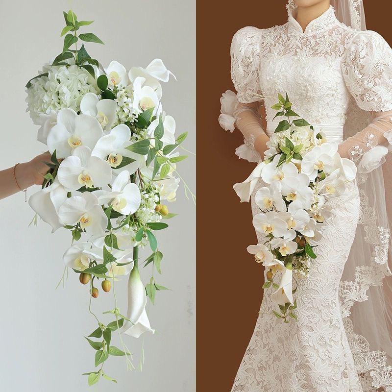 Eleganter weißer Kaskadenstrauß: Phalaenopsis & Calla-Lilie Kunstblumen für Hochzeitsfotografie