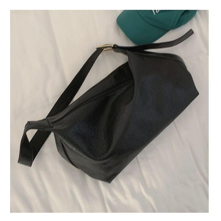 

Large-capacity commuter bag Women s tide autumn and winter fashionable retro tote bag Versatile casual messenger bag 38*36*30*17 чорний