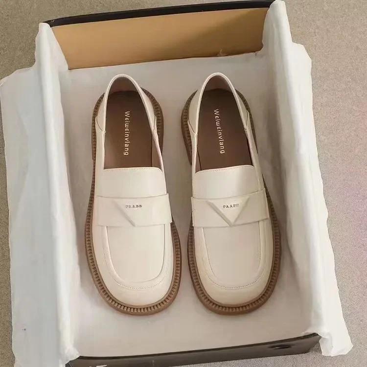 

2025 Новая подошва Мягкая поверхность Туфли на плоской подошве для женщин Черные Большого размера Летние Новые С круглым носком Низкий каблук Британский повседневный Маленькие кожаные туфли 35 грязно-белый