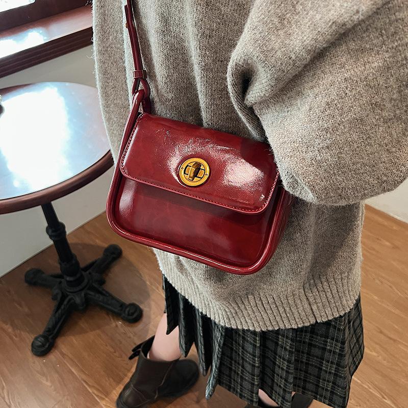 Underarm bag women's autumn and winter retro 2025 new versatile shoulder messenger bag high-end texture women's small square bag