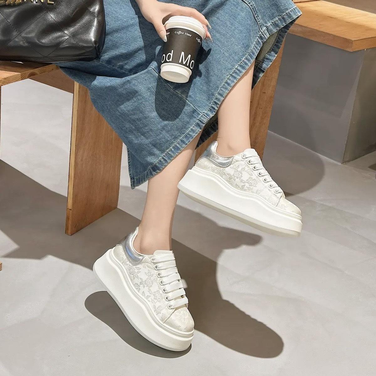 

Guofeng Xiaobai shoes women s 2025 new popular autumn height increase platform women s shoes versatile sports board shoes Guochao 40 серебряный