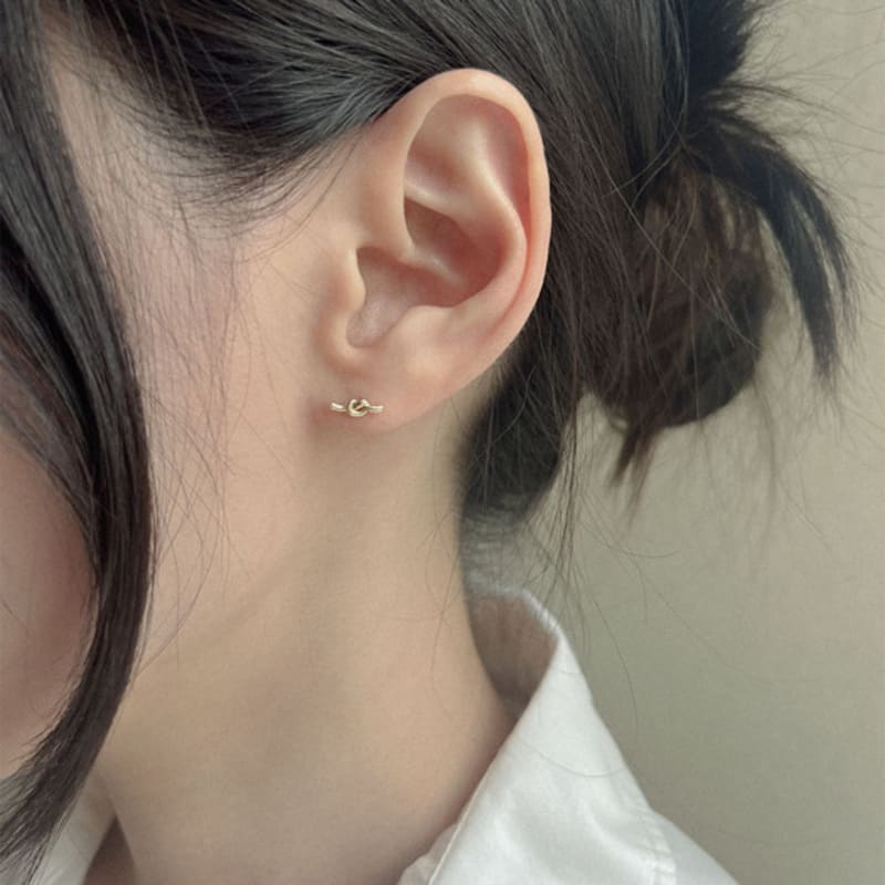 Youngglow 14k Knot Piercing