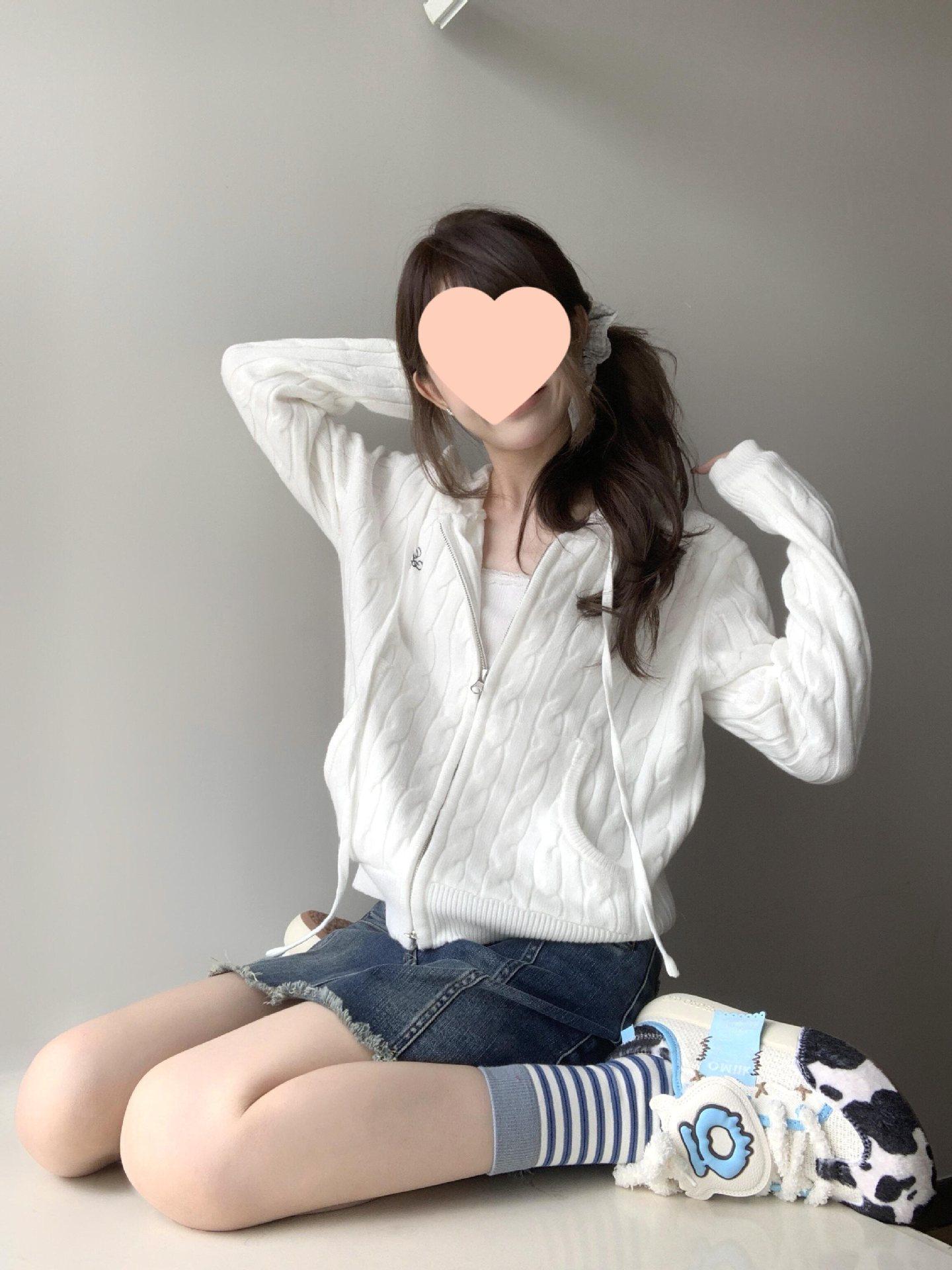 

Женский изящный кардиган с капюшоном в корейском стиле, белой вязки «косичка» - Приталенный, мягкий, весенний топ